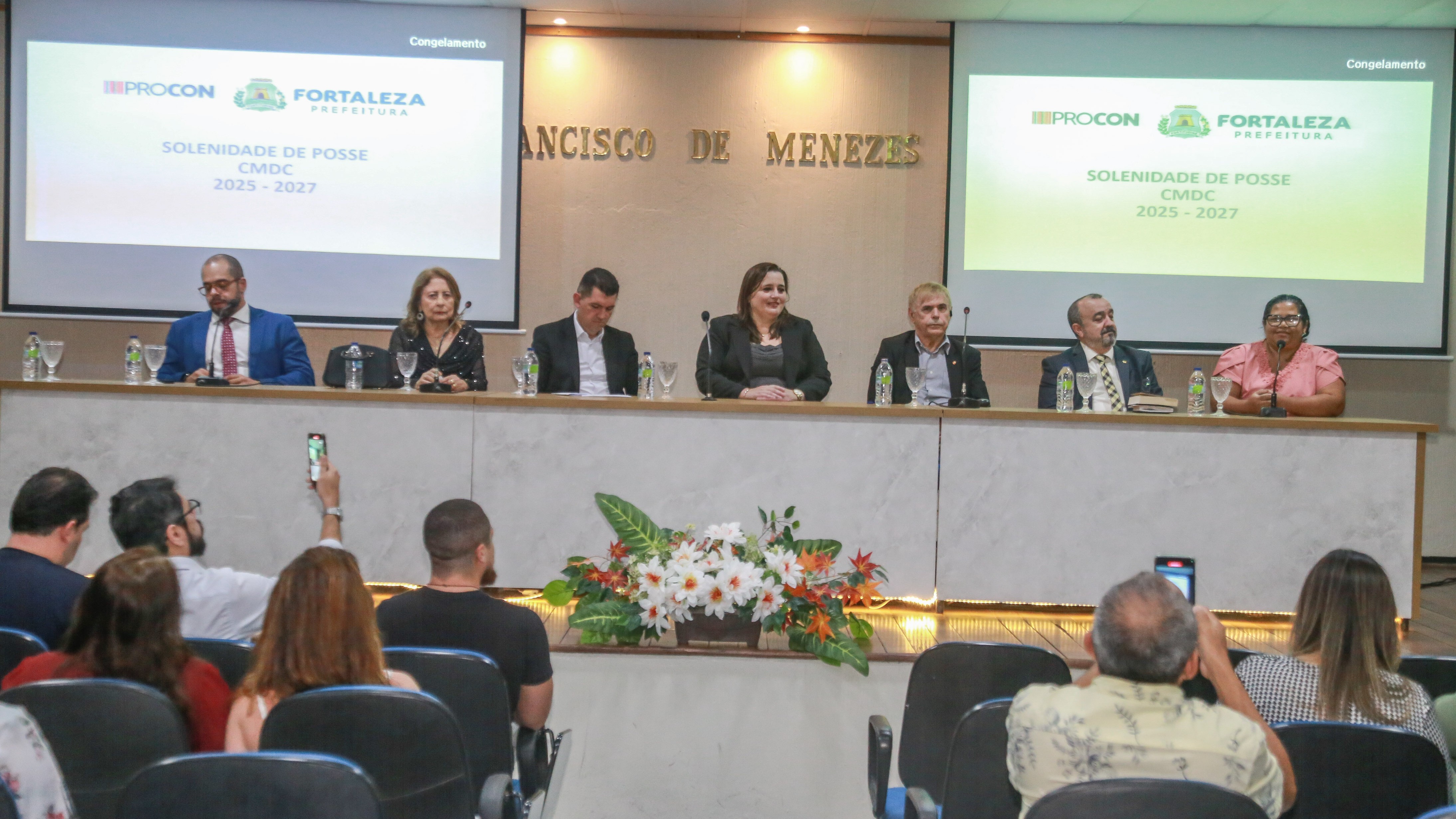 grupo de pessoas posa para a foto